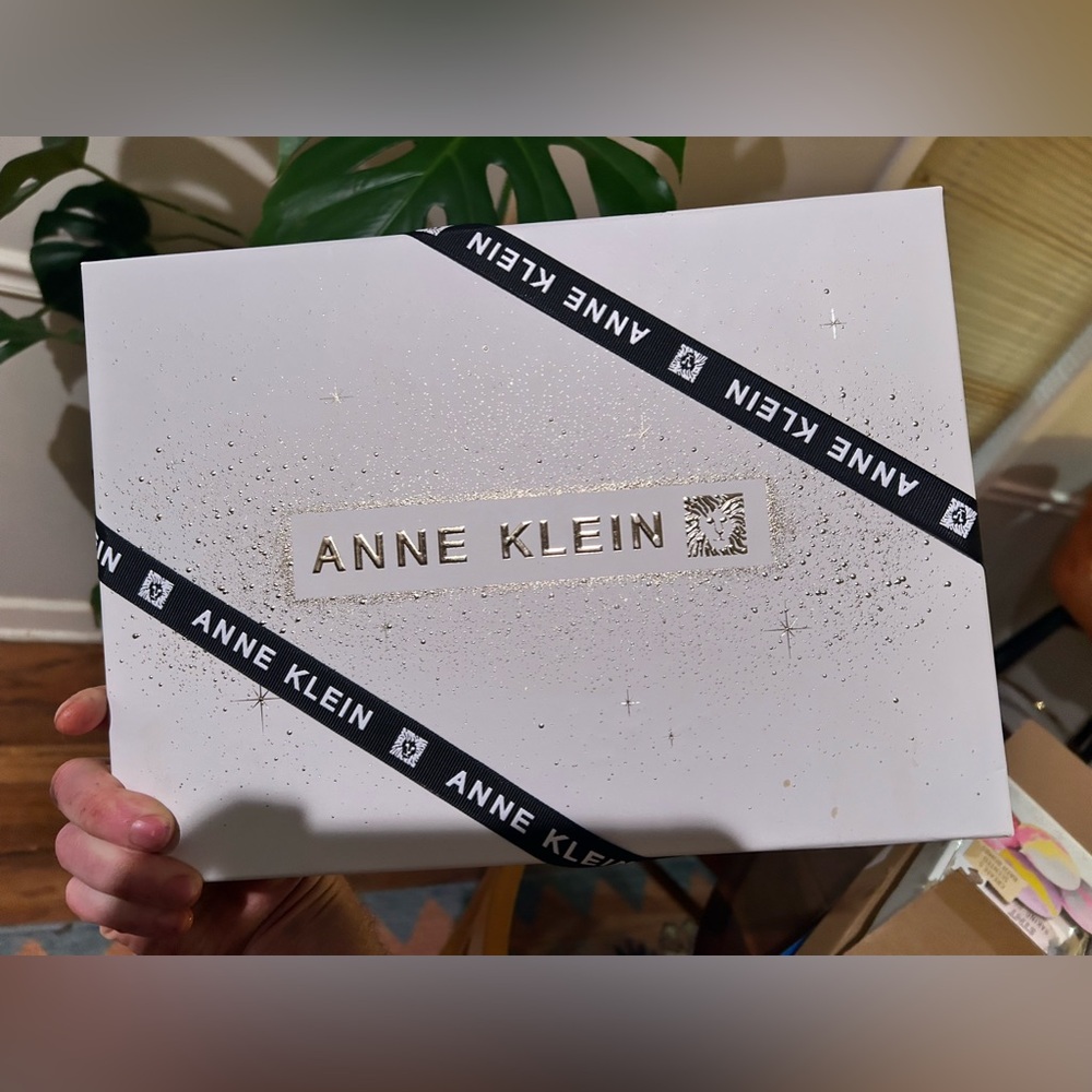 Anne Klein winter hat and gloves NEW in box. - Picture 3 of 3